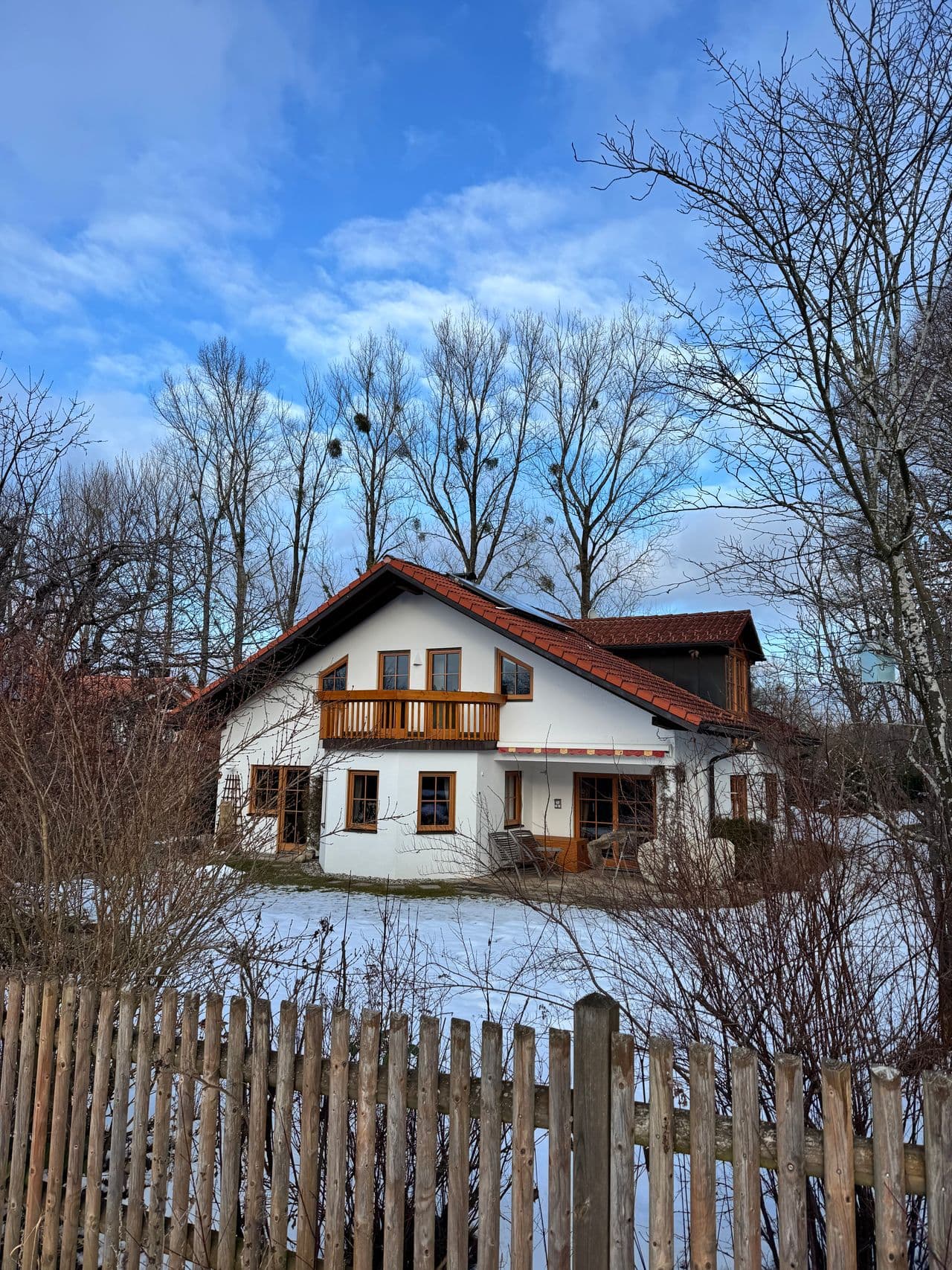 Maison québécoise sous un ciel d’hiver